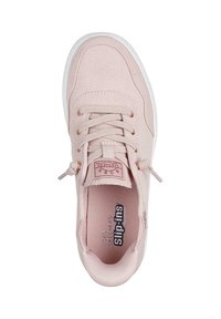 Jasnoróżowy płócienny but wsuwany ma okrągły nos, sznurowany front i teksturowaną gumową podeszwę. Branding widoczny wewnątrz buta.