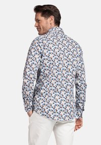 Langsleevhemd met een bloemenpatroon in blauw, oranje en wit op een lichte achtergrond. Lichtgewicht stof, casual pasvorm, afgeronde zoom.