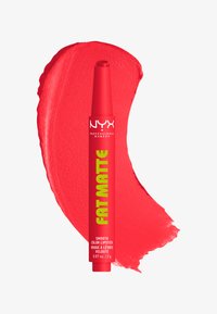 Rouge à lèvres rouge NYX Fat Matte couleur lisse avec un fond marqué d'une trace audacieuse de rouge à lèvres rouge sur une surface blanche.