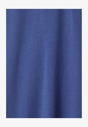 Tissu en coton bleu avec une texture lisse et une couleur solide et uniforme. Aucun motif ni accent visible.