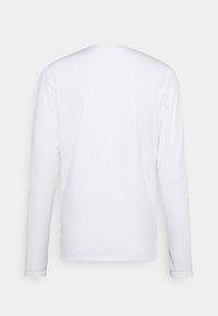 Vit långärmad skjorta med rundad hals, slät textur och rak skärning. Baksidan är enkel utan synliga logotyper eller design detaljer.