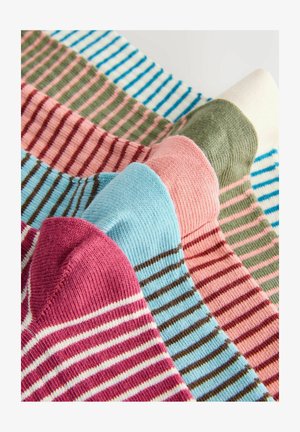 Gestreifte Socken in Pink, Blau, Grün und Weiß. Glatter Strick mit kontrastierenden dünnen und dicken Streifen. Unterschiedliche Farbmuster bei den Paaren.