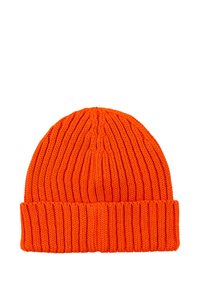 Jasnopomarańczowa, dziergana czapka z prążkowanym wzorem i podwiniętym rondem na białym tle.