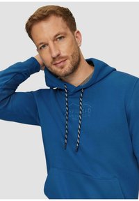 Blauwe hoodie van zacht stof met een geborduurd logo, verstelbare zwart-witte trekkoorden en een voorzak.