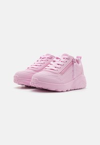 Sneaker rosa con pannelli in rete testurizzati, linguetta imbottita e dettaglio con cerniera. Presenta una suola in gomma spessa con un battistrada pattern per una migliore aderenza.