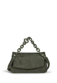 Borsa a tracolla in suede verde oliva con chiusura a pattina, caratterizzata da una superficie texturizzata e una maniglia a catena spessa. Forma rettangolare compatta.