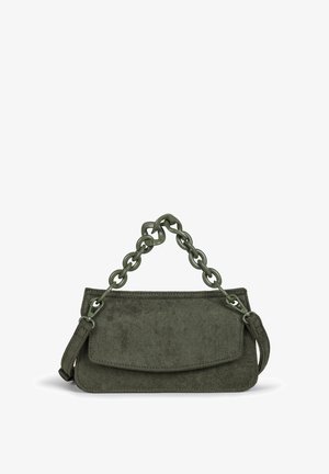 Zielono-oliwkowa torebka ze zamszu z klapką, cechująca się teksturowaną powierzchnią i grubym łańcuszkiem jako uchwytem. Kompaktowy prostokątny kształt.