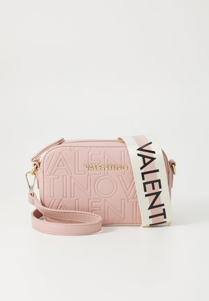 Roza usnjena crossbody torba z embosiranim logotipom, zlatimi dodatki in kontrastnim trakom z črnimi črkami. Teksturalna površina in zapiranje na zadrgo.