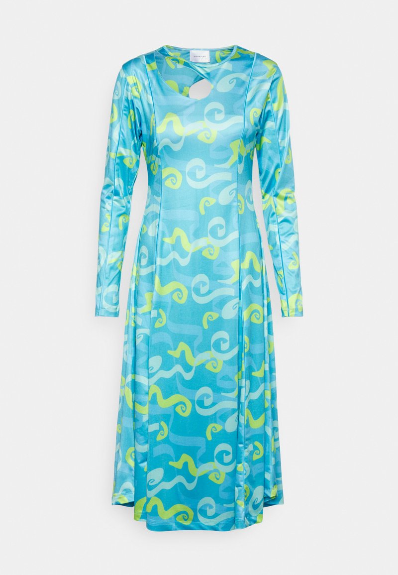 Vestido de mangas longas em satin azul com um padrão em espiral em verde claro e amarelo. Apresenta um decote redondo em forma de olho-chave e uma silhueta fluida.