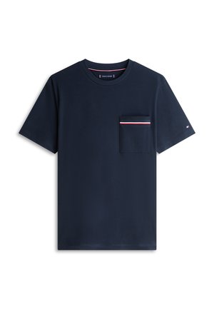 T-shirt bleu marine à manches courtes avec une poche poitrine décorée de bandes rouges, blanches et bleues, et un petit logo sur la manche gauche.