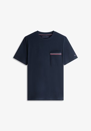 T-shirt bleu marine à manches courtes avec une poche poitrine décorée de bandes rouges, blanches et bleues, et un petit logo sur la manche gauche.