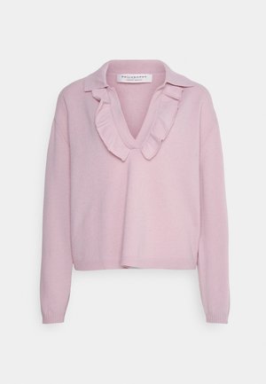 Miękki różowy sweter z długim rękawem, głębokim dekoltem w szpic ozdobionym falbanką i małym kołnierzykiem.