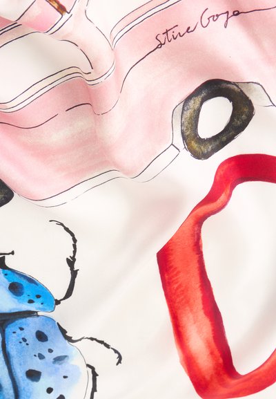 Ύφασμα με αφηρημένα κόκκινα, μπλε και μαύρα σχήματα και μια χαλαρή ροζ περιOutline, που περιλαμβάνει το χειρόγραφο κείμενο "Stine Goya".