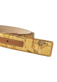 Cinturón con un patrón de mapa, con una superficie de lienzo amarillo suave y texturizada y un acento de cuero marrón. Presenta detalles de costura visibles.