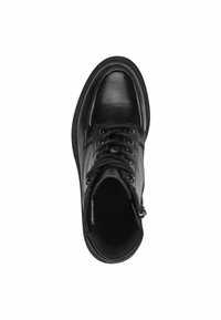 Stivaletto in pelle nera con punta tondeggiante, laccio frontale, dettaglio con zip laterale e suola texture per una migliore aderenza.