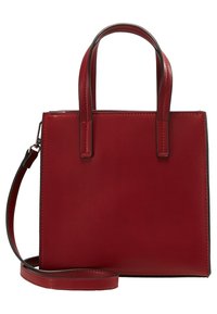 Punainen nahkakäsilaukku, jossa on kaksi lyhyttä kahvaa ja irrotettava olkahihna. Sileä pinta, suorakulmainen muoto ja ompeluakoristukset.