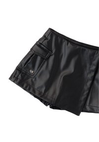 Mini gonna nera in satin con tasca a patta sul lato e una texture liscia e lucida. Il girovita è elastico per garantire una vestibilità perfetta.