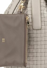 Borsa a tracolla in pelle intrecciata grigia con una pochette marrone removibile. La pochette presenta una cerniera dorata e un dettaglio con logo, che si abbina alla texture della borsa.