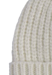 Gorro de punto blanco con una textura acanalada, que presenta diversos patrones de puntadas y un dobladillo doblado en la parte inferior para mayor calidez.