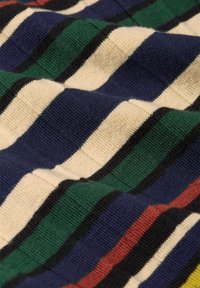 Gestreepte gebreide stof in marineblauw, groen, crème en kastanjebruin, met een gestructureerde uitstraling en contrasterende zwarte lijnen tussen de strepen.
