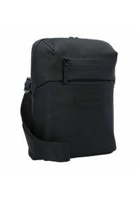 Borsa a spalla in pelle nera con superficie testurizzata, tasca con zip frontale e tracolla regolabile. Include dettagli con logo del brand.