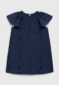 Rochie din bumbac bleu marin, cu un model floral, mânecile scurte cu falduri și închidere cu nasture la spate. Țesătura texturată adaugă profunzime.