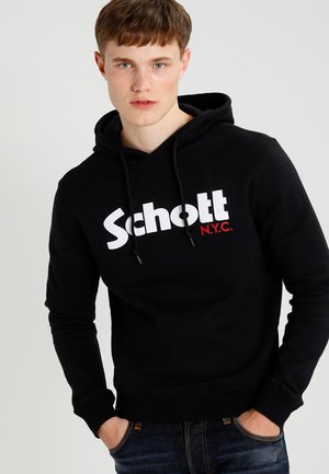 Zwarte hoodie met witte "Schott" logo en rode "N.Y.C." tekst. Beschikt over een capuchon met trekkoord en geribde manchetten, gemaakt van zacht materiaal.