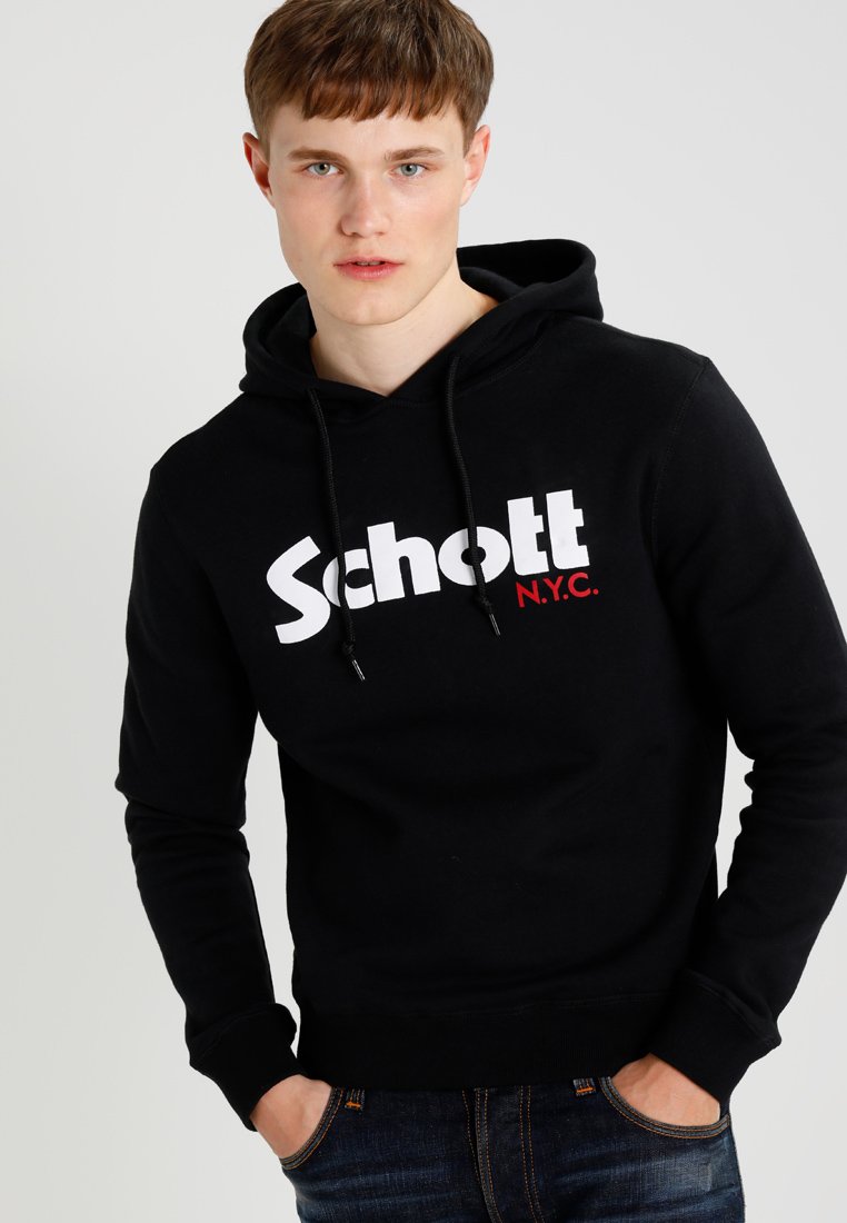 Felpa nera con cappuccio e logo bianco "Schott" accompagnato dal testo rosso "N.Y.C.". Presenta un cappuccio con cordino e polsini a coste, realizzata in tessuto morbido.