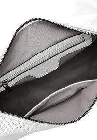 Weiße Ledertasche mit strukturierter Oberfläche, ausgestattet mit einer Reißverschlusstasche im Inneren und grauem Stofffutter. Der Reißverschluss hat einen schwarzen Zugriegel.