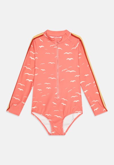 Maillot de baño de manga larga color coral con patrones de aves blancas, cierre frontal con cremallera y franjas en los hombros en contraste de color amarillo y rojo. Fabricado con tejido elástico.