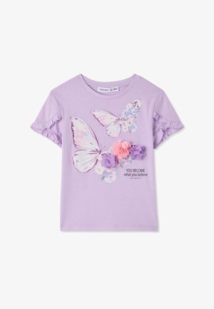 T-shirt in cotone lilla con maniche arricciate. Presenta una grafica con una farfalla e applicazioni floreali, insieme al testo "DIVENTI ciò in cui credi."
