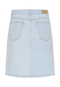 Lyseblå denim nederdel med to baglommer og en lille brun mærkeflap på linningen, set bagfra.