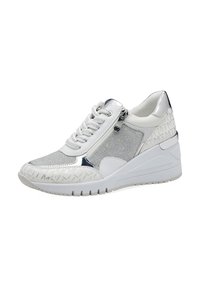 Sneaker bianco con accenti argentati testurizzati, suola a zeppa e zip decorativa. Presenta materiali misti e un design stampato sulla punta.