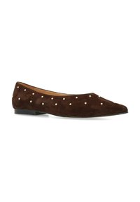 Bruine suède ballerina's met een puntneus en gelijkmatig geplaatste gouden studs ter decoratie langs de bovenkant. Lage, platte rubberen zool.