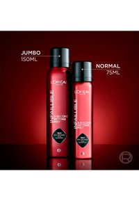 Deux flacons rouges de L'Oréal Infaillible 3-Second Setting Mist, tailles jumbo 150 ml et normale 75 ml, sur une surface réfléchissante avec un fond rouge foncé.