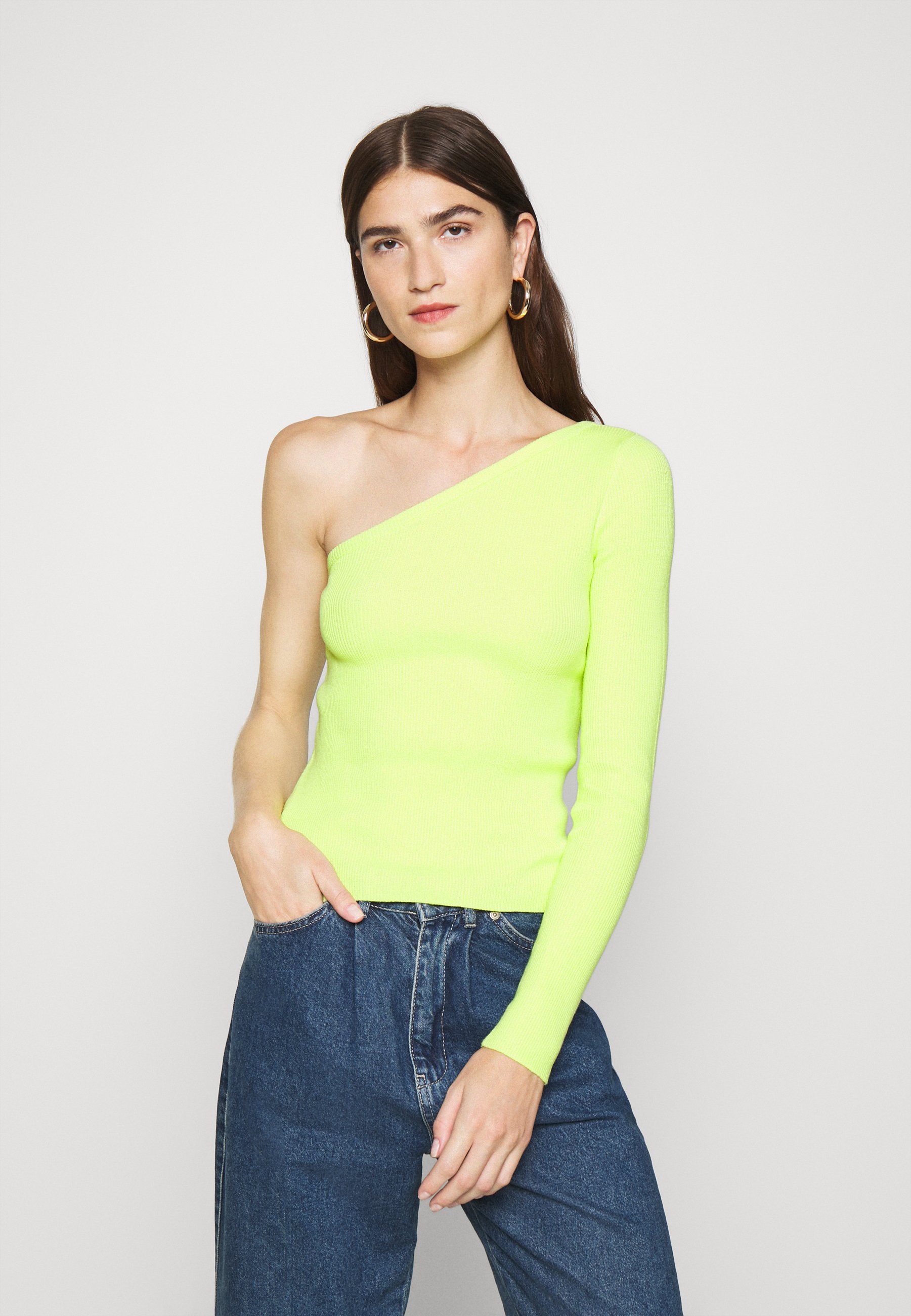 Who What Wear ONE SHOULDER LONG SLEEVE Strikkegenser key Who What Wear THE LONG SLEEVE OFF THE SHOULDER - Strikkegenser - white