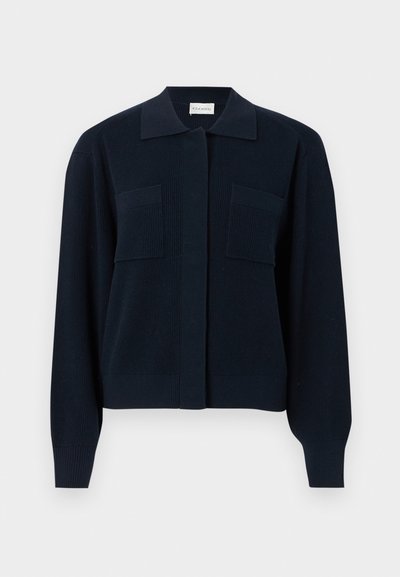 Mörkblå stickad cardigan med krage, långa ärmar och två framfickor. Har ribbad textur och knäppning med knappar.