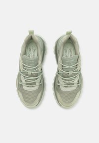 Jasnozielone sneakersy z siateczkowego i syntetycznego materiału, z teksturowanymi detalami, płaskimi sznurowadłami, wyściełanym językiem oraz grubymi gumowymi podeszwami.