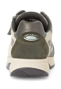 Graue und olivgrüne Sneaker mit einer glatten Leder- und strukturierten Wildleder-Oberfläche, ausgestattet mit einem gepolsterten Schaft und einer hellen Sohle.