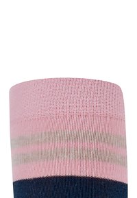 Gestreifte Socken mit einem hellrosa oberen Band, sanften beigen und dunkeln marineblauen Streifen, aus einem strukturierten Gewebe mit einem gerippten Design.