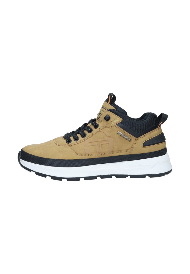 Tan semsket mid-top sneakers med svarte aksenter, teksturert mesh-krage og hvit gummisåle. Har svarte lisser og en logo-detalj på siden.