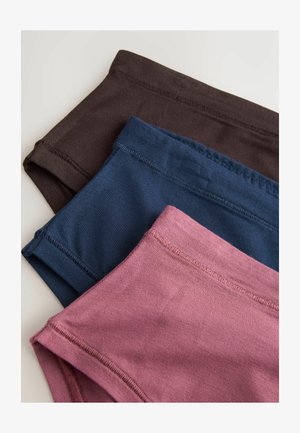 Tři páry bavlněných kraťasů v hnědé, tmavě modré a růžové barvě. Každé mají jemnou texturu a složené okraje, zobrazeny naskládány na sobě.