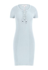 Šviesiai mėlyna raukšlėta megzta suknelė su trumpomis rankovėmis, apvali iškirptė ir nėrimo priekyje detalė. Yra sidabrinių akcentų ir prigludęs siluetas.