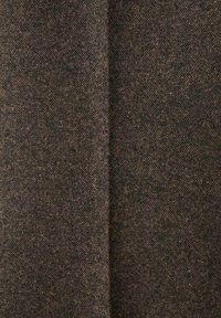 Textiel met textuur in donkerbruin met subtiele kleurvariaties. Geweven patroon met een zachte aanraking en een lichte glans, ideaal voor bekleding of kleding.