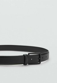 Sorte læderbælte med en glat overflade, prydet med en metal spænde og jævnt fordelte huller til justering. Simpelt og funktionelt design.