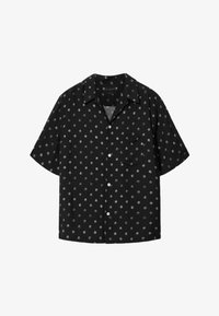 Camisa negra de manga corta con botones, adornada con lunares blancos y un solo bolsillo en el pecho, que presenta un cuello clásico.