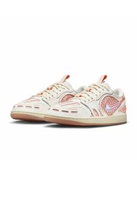Vita lädersneakers med rosa accenter, mesh sidopaneler och en genomskinlig swoosh. Har en texturerad mellansula och perforerade detaljer.