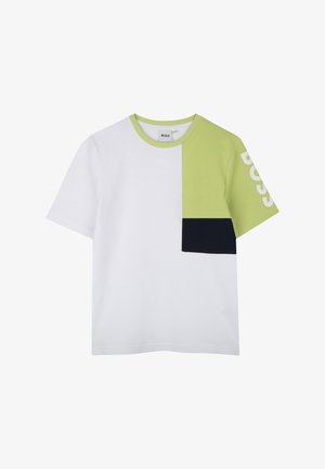 T-shirt blanc avec des accents de blocs de couleur vert et bleu marine. Présente un col rond et un logo imprimé "BOSS" en blanc sur la manche.
