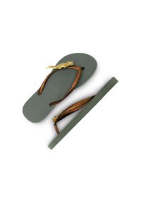 Groene rubberen teenslippers met bruine textuurbanden en een gouden alligatoraccent. Platte zool met een gepatteerd voetbed.