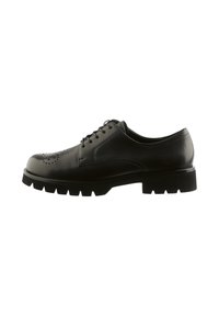 Sorte læder snørebrogue sko med perforerede detaljer og en tyk, robust sål, vist fra siden på hvid baggrund.